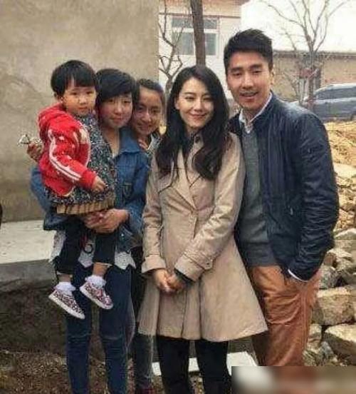 明星假期回老家,感受家乡温暖，传承文化根脉